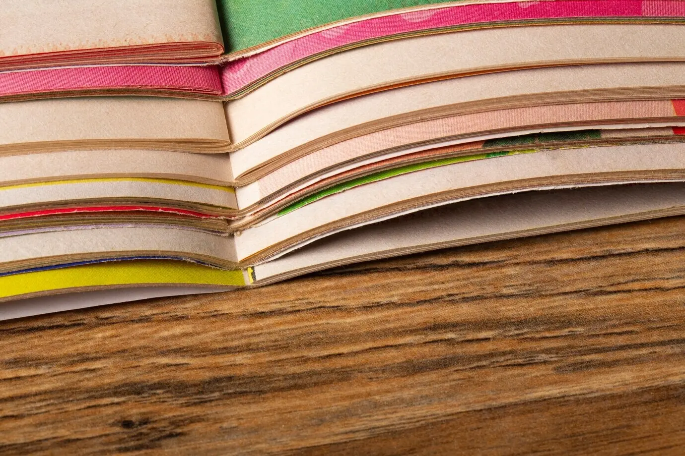 Stapel alter Comicbuchstreifen