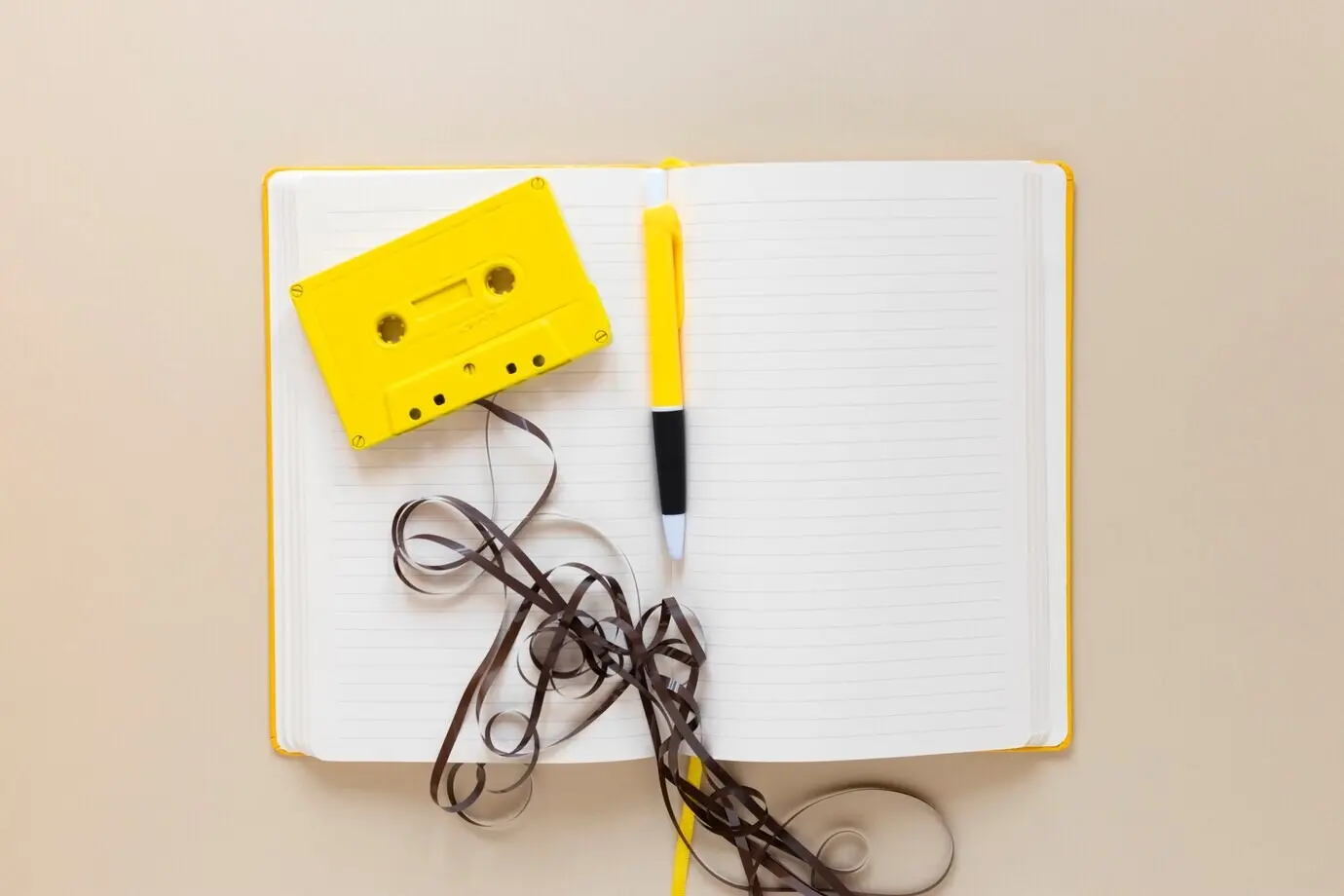 Draufsicht auf ein Notizbuch mit einer Kassette.